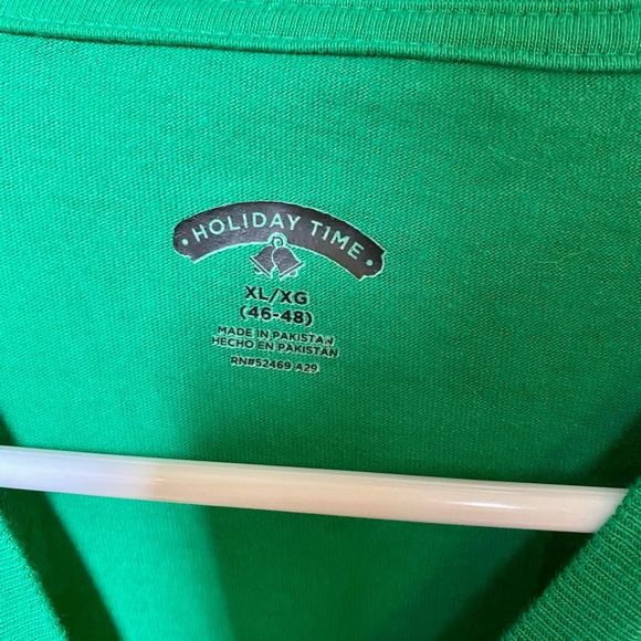 🎄Holiday time T-shirt - Picture 2 of 2